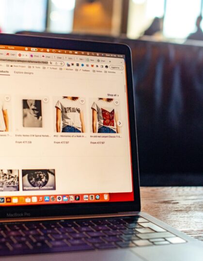 emiliano-vittoriosi-jovi7gRQjOs-unsplash Initzim hub - ecommerce